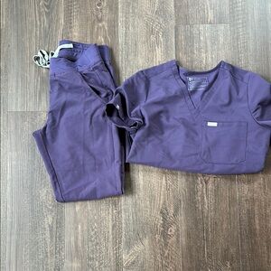 Figs Purple Shadow Scrub Set.